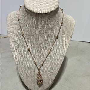 Elegant Gold Necklace with Pendant